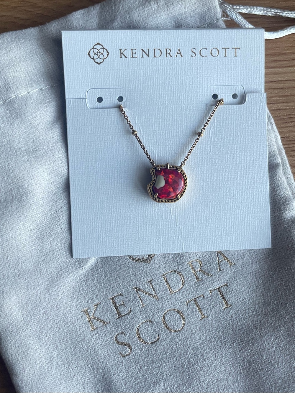 🍎 Disney x Kendra Scott Snow White Apple Pendant Necklace – Red Kyocera Opal